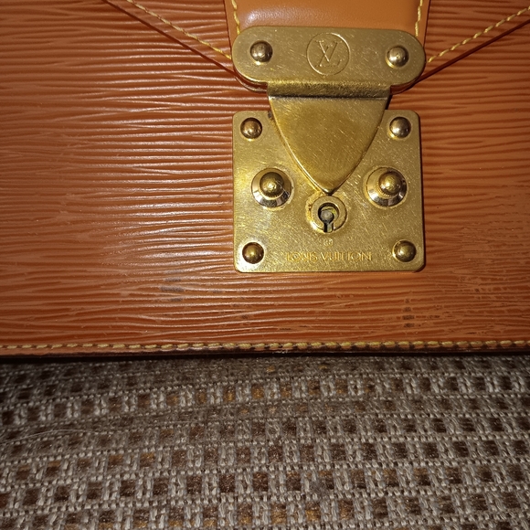 Louis Vuitton epi wristlet clutch- Authenticated - Picture 2 of 8